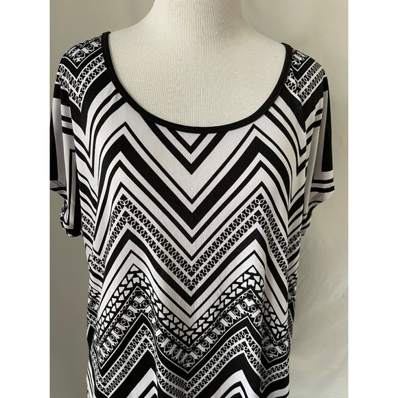 Tutta Bella Maternity Black/White Chevron Print Lace Keyhole Back Blouse - 1X - Picture 2 of 12